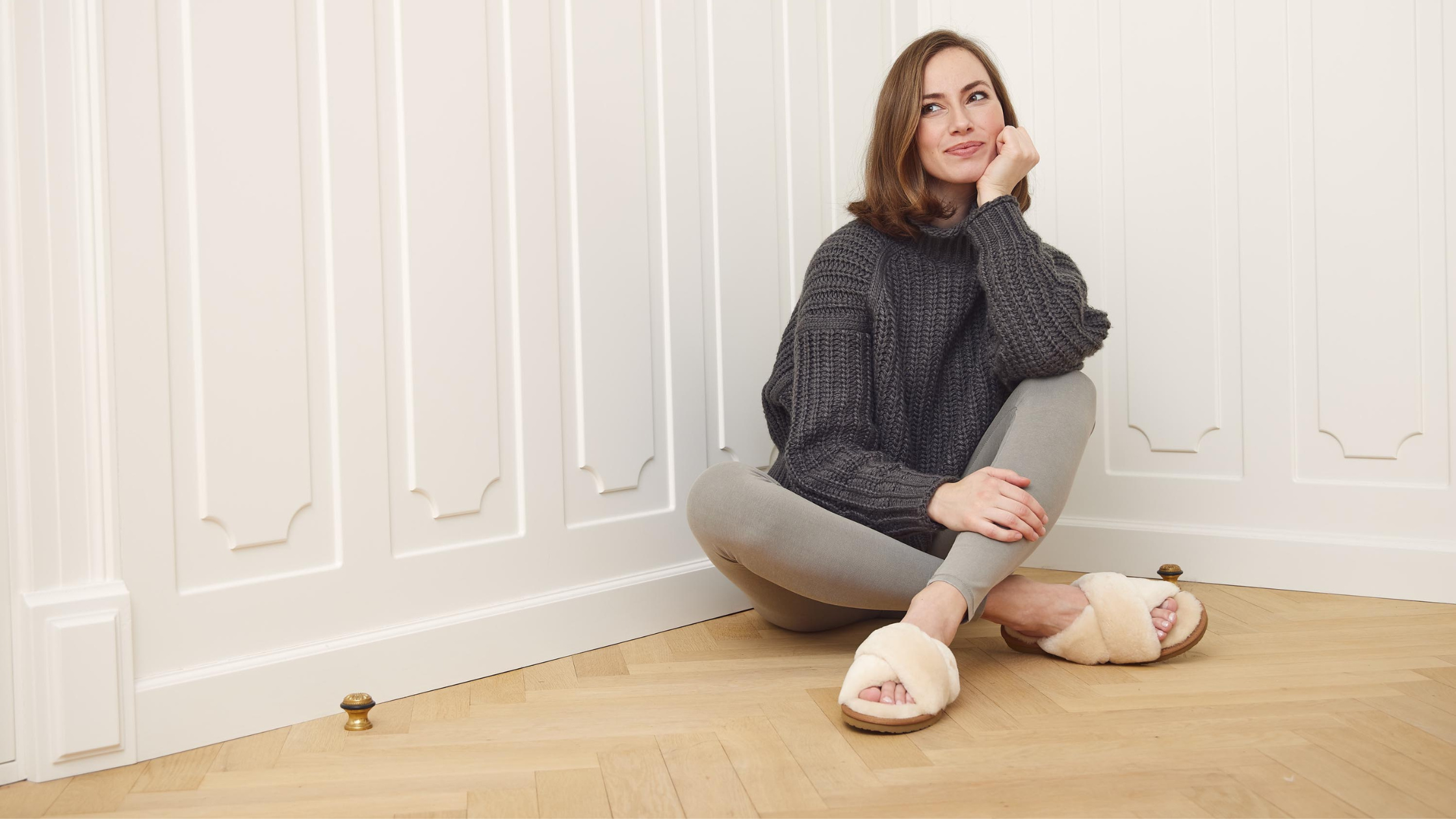 Frau trägt Hauschuhe aus Lammwolle