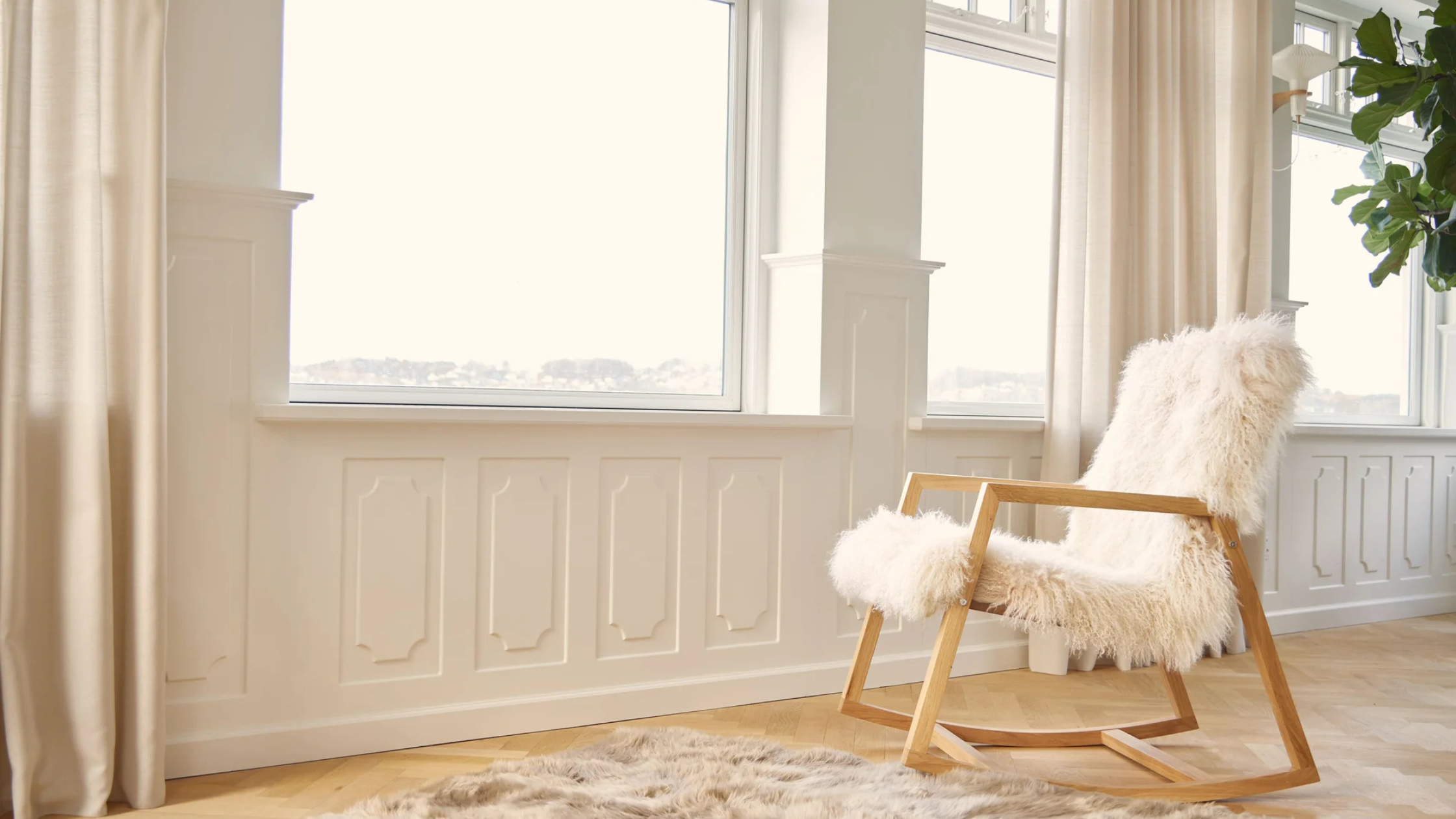 Holzschaukelstuhl mit Kissen aus Tibet Lammfell