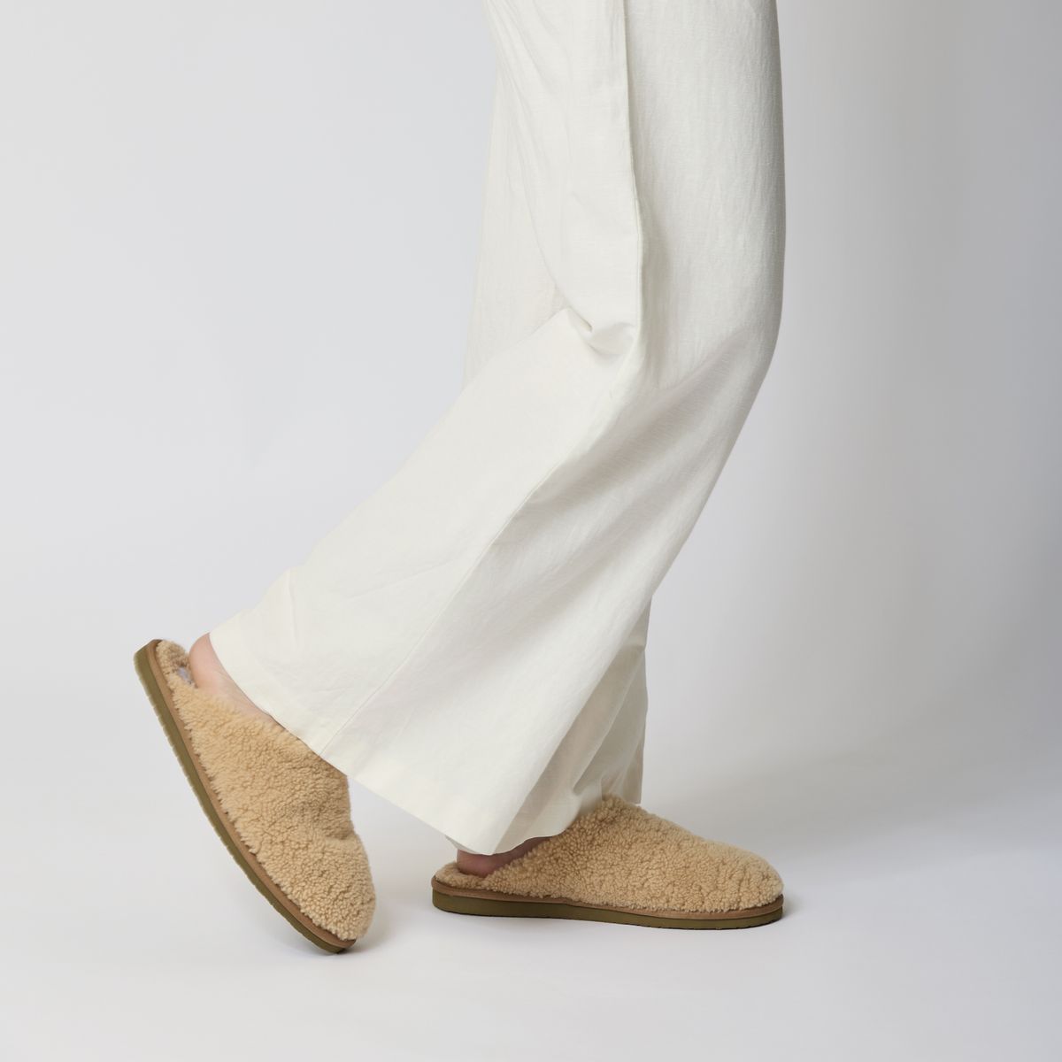 Unisex Curly Slippers | Lammfell Schwarz
