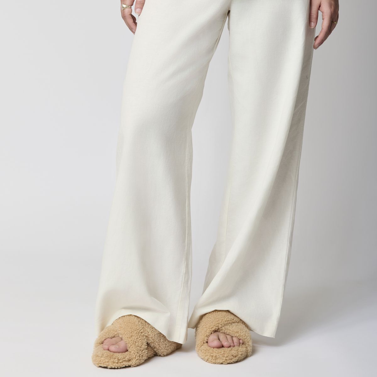 Curly Cross Slippers | Lammwolle Honig