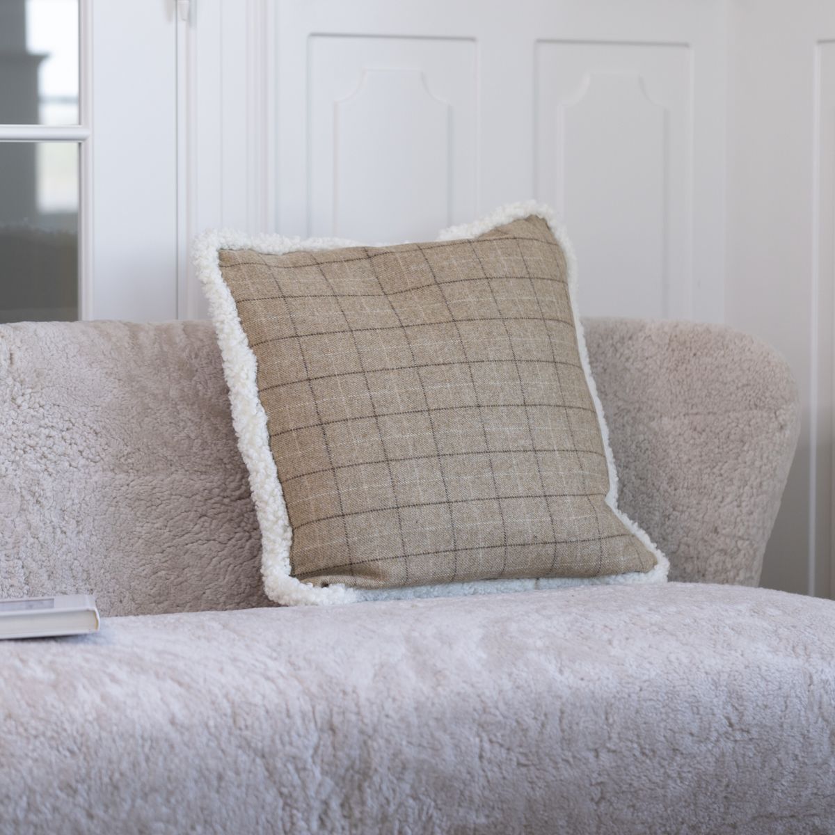 Kariertes Lammfellkissen | Kurzhaar | Neuseeland | 100% Wolle | 52x52 cm Kakao-Dunkelbraun/Taupe