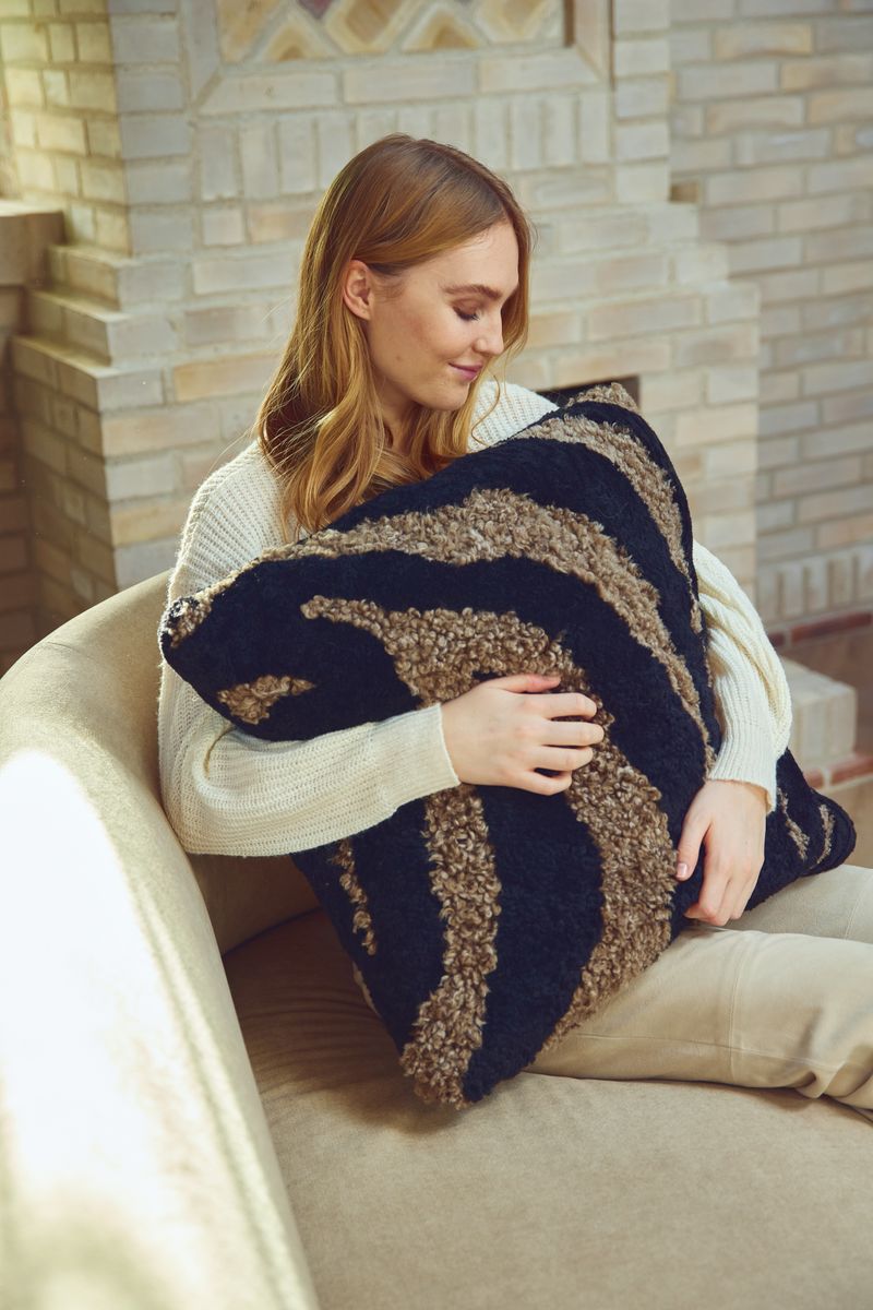 Zebra Fellkissen | Kurzhaar | Neuseeland | 60x60 cm Schwarz/Taupe