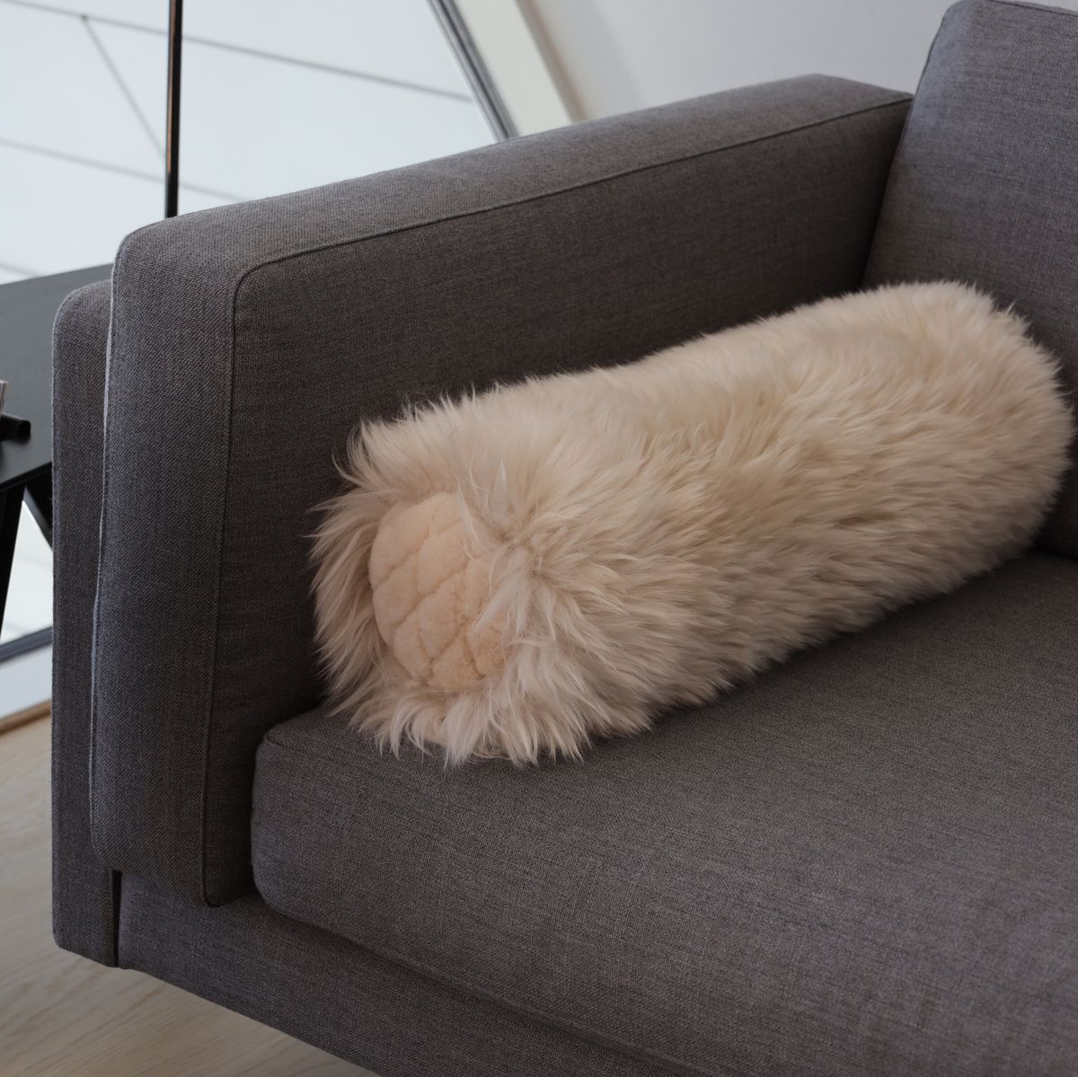 Coral Reefs Bolsterkissen | Langhaar, Mokassin | Neuseeland | D20x52 cm Elfenbein/Weiß