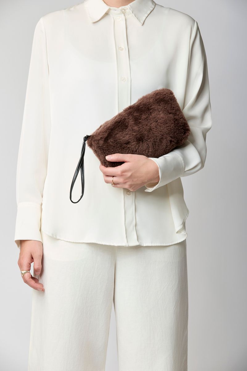 Nelly Clutch | Lammfell Kaffeebohne
