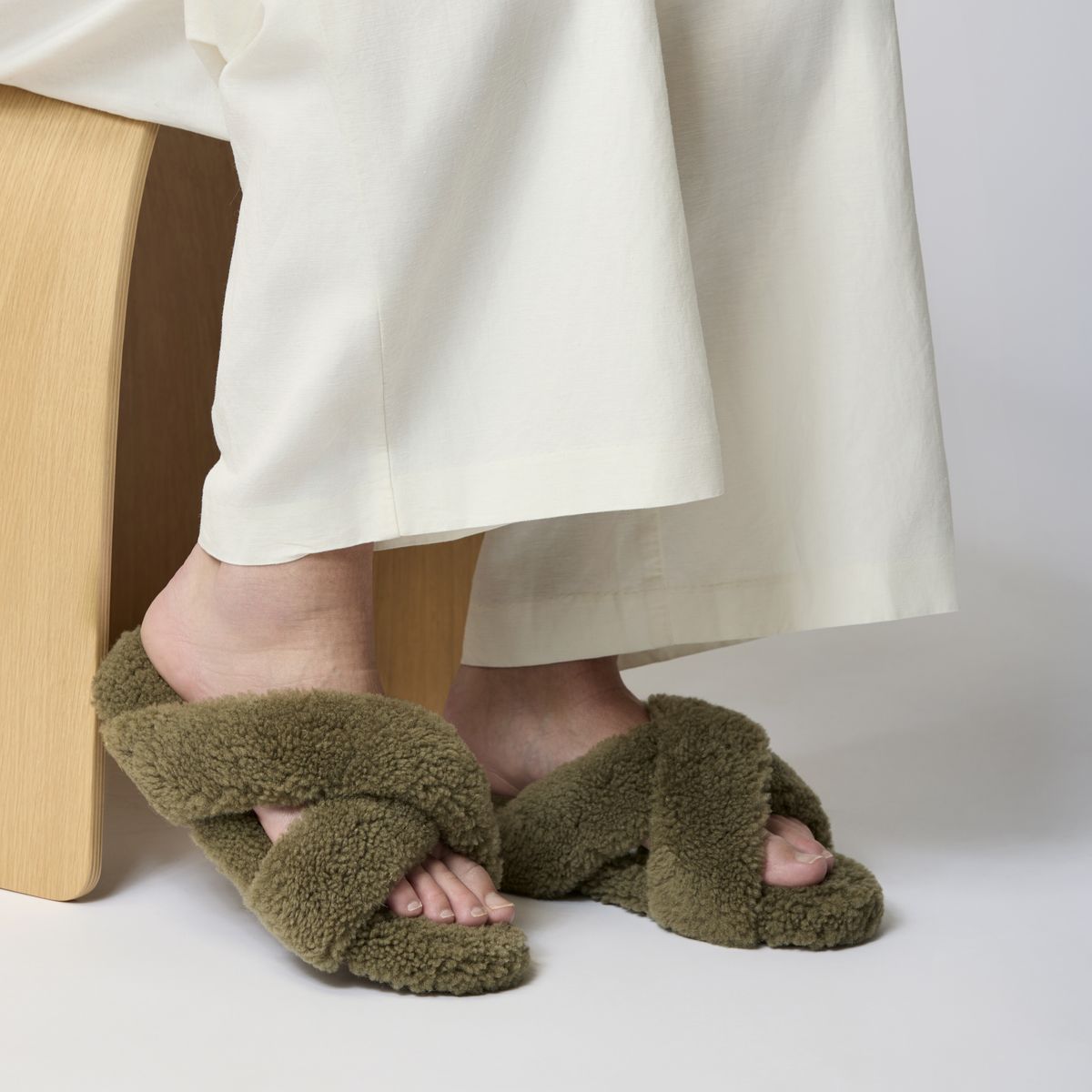 Curly Cross Slippers | Lammwolle Honig