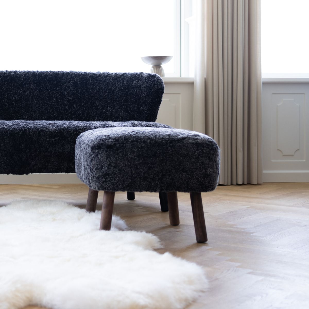 Emily Hocker | Kurzhaar | Design Möbel Anthrazit