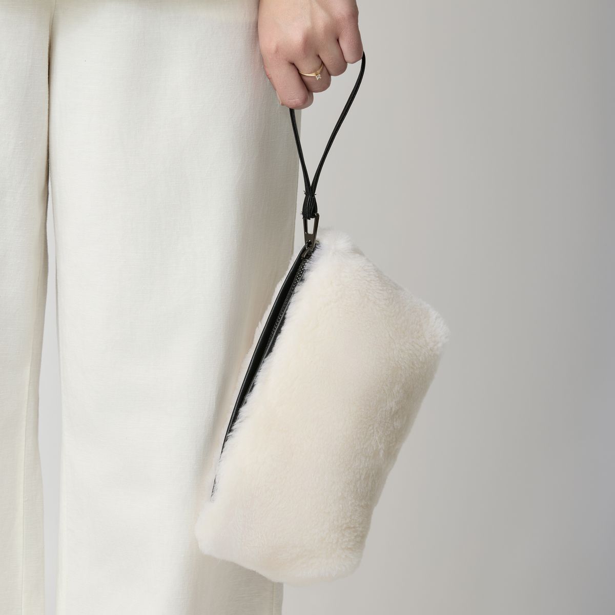 Nelly Clutch | Lammfell Beige