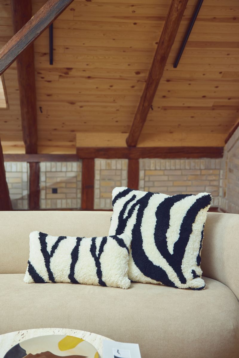 Zebra Fellkissen | Kurzhaar | Neuseeland | 30x60 cm Elfenbein/Schwarz