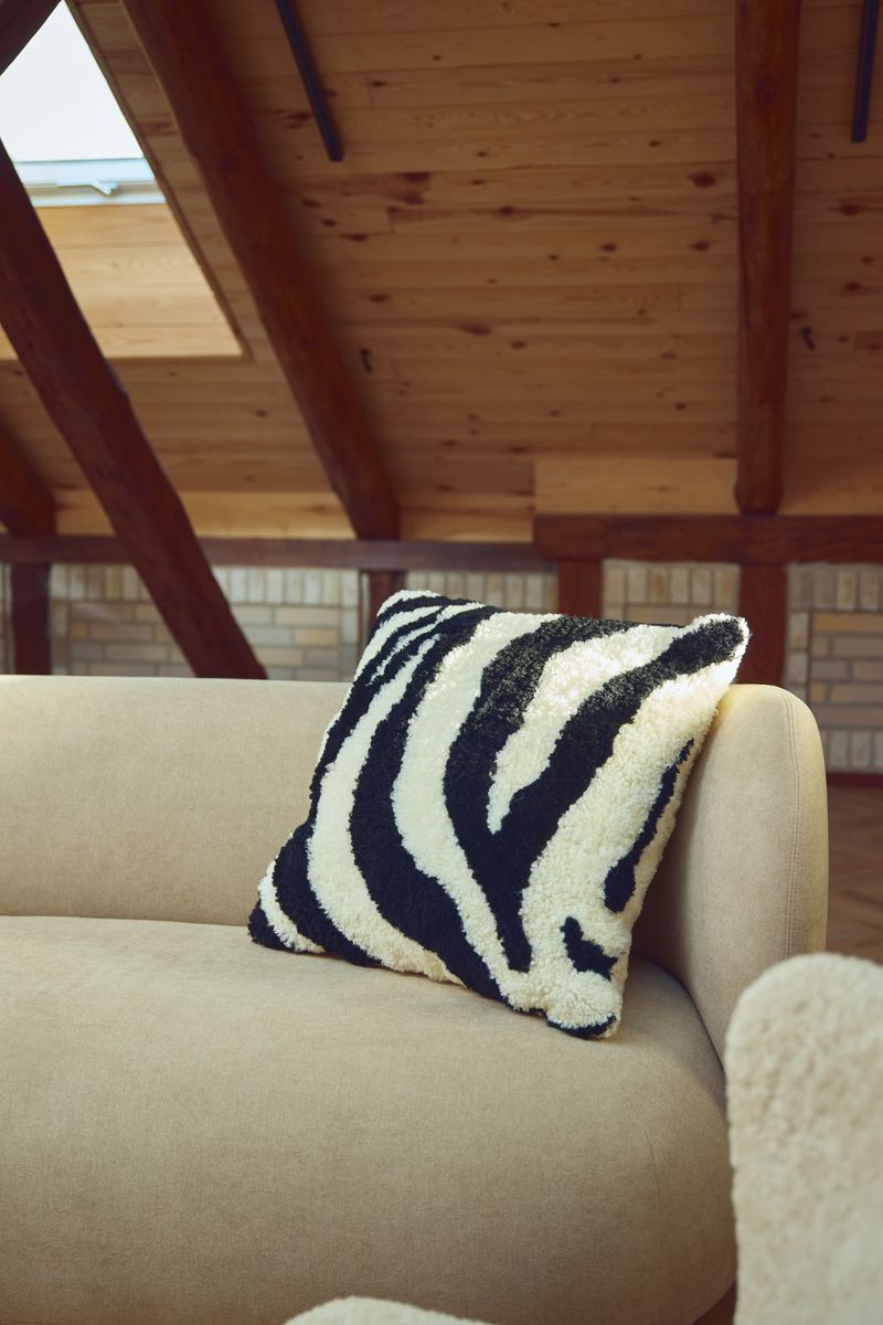 Zebra Fellkissen | Neuseeland | 60x60 cm Elfenbein/Schwarz