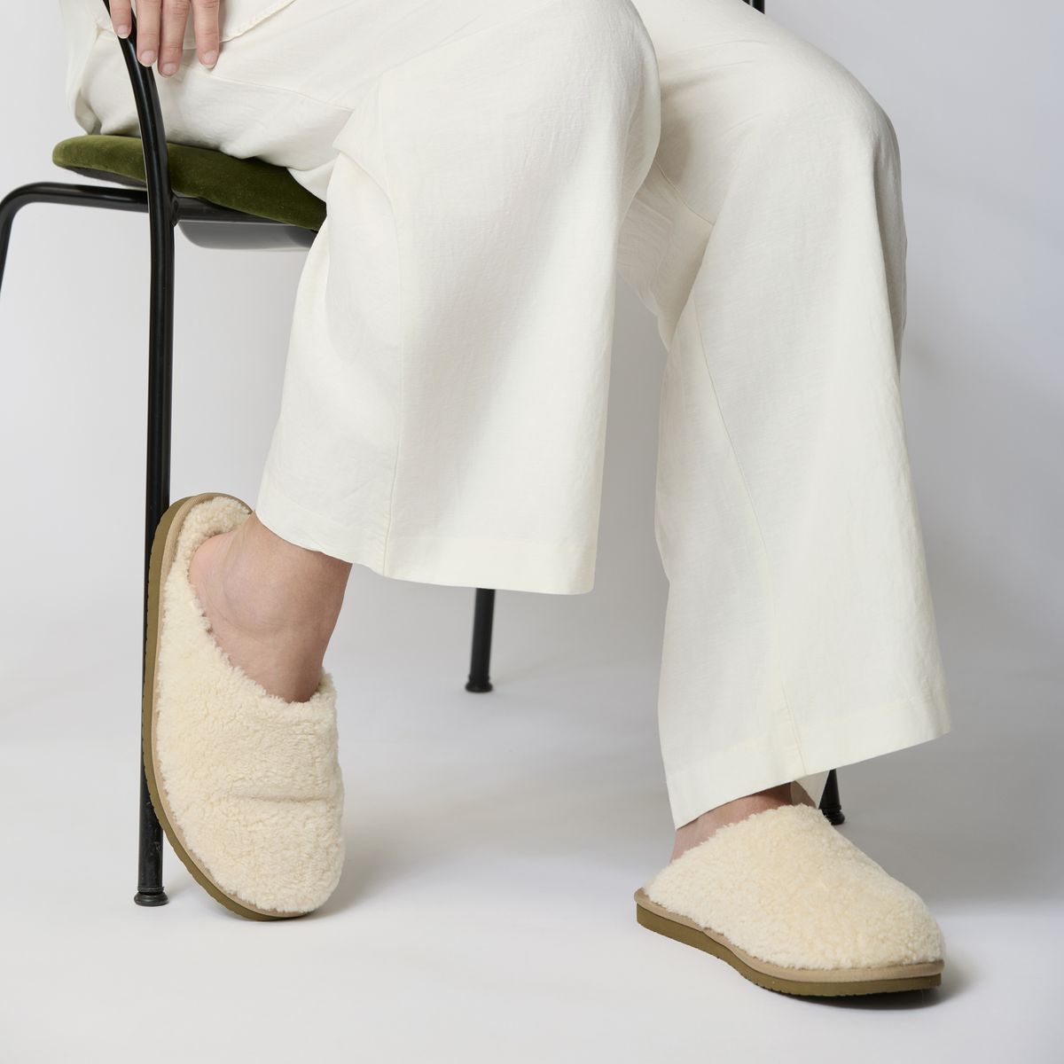 Unisex Curly Slippers | Lammfell Schwarz