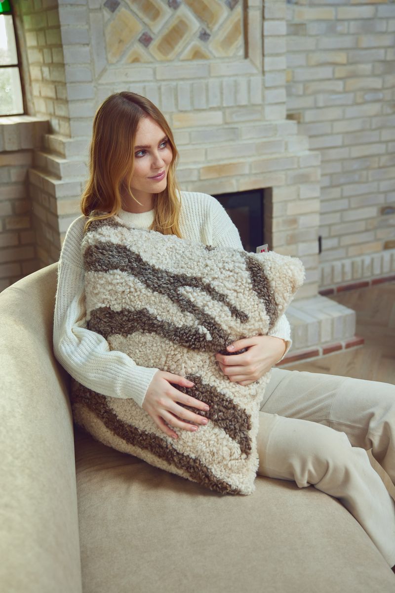 Zebra Fellkissen | Kurzhaar | Neuseeland | 60x60 cm Taupe/Leinen