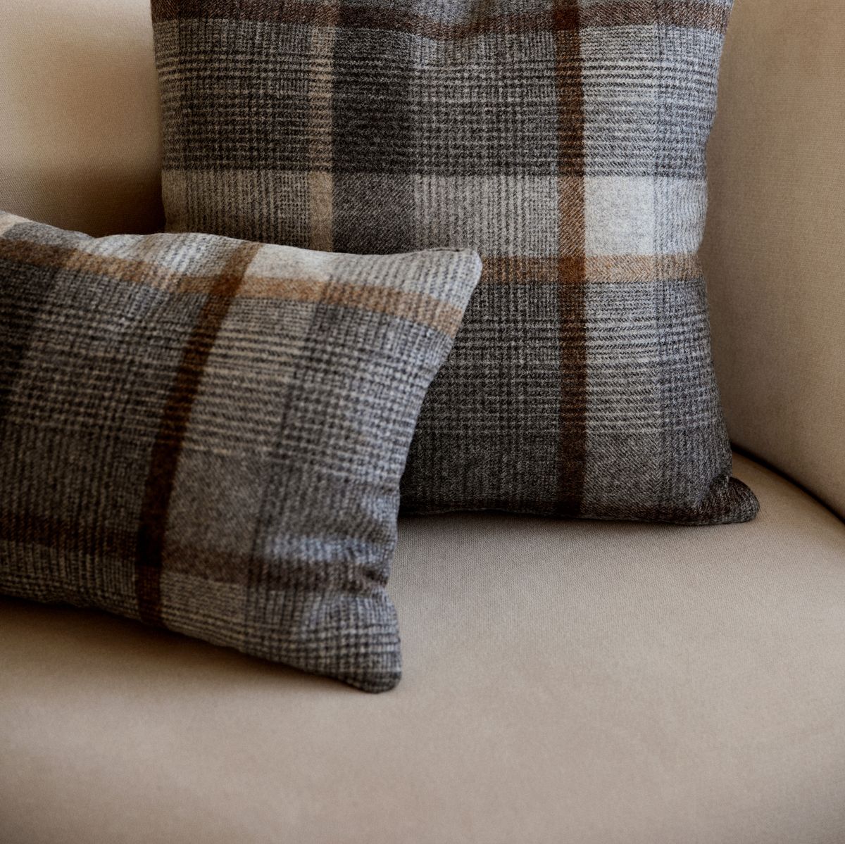 Kariertes Wollkissen | 100% Wolle | 34x52 cm Kakao-Dunkelbraun