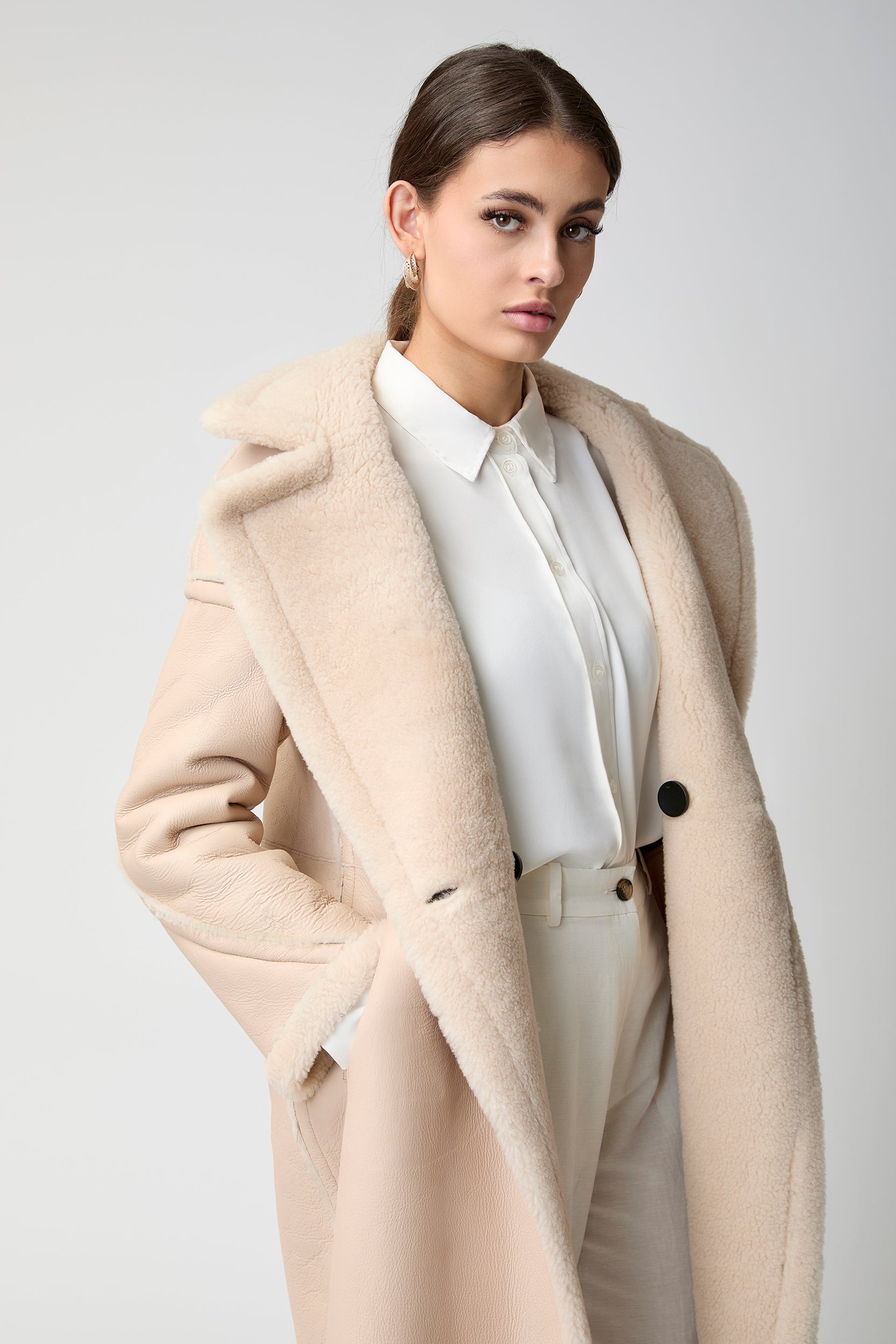 Frau trägt langen Fellmantel 