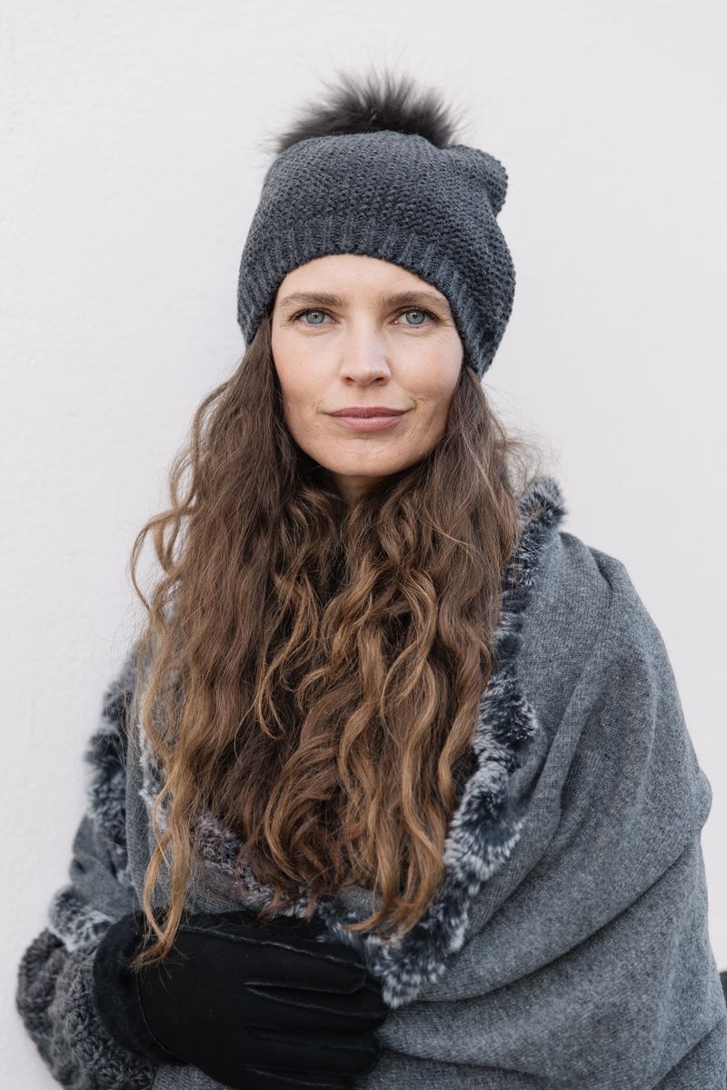 Stella Beanie | Wolle, Waschbär Dunkelgrau/Dunkelgrau