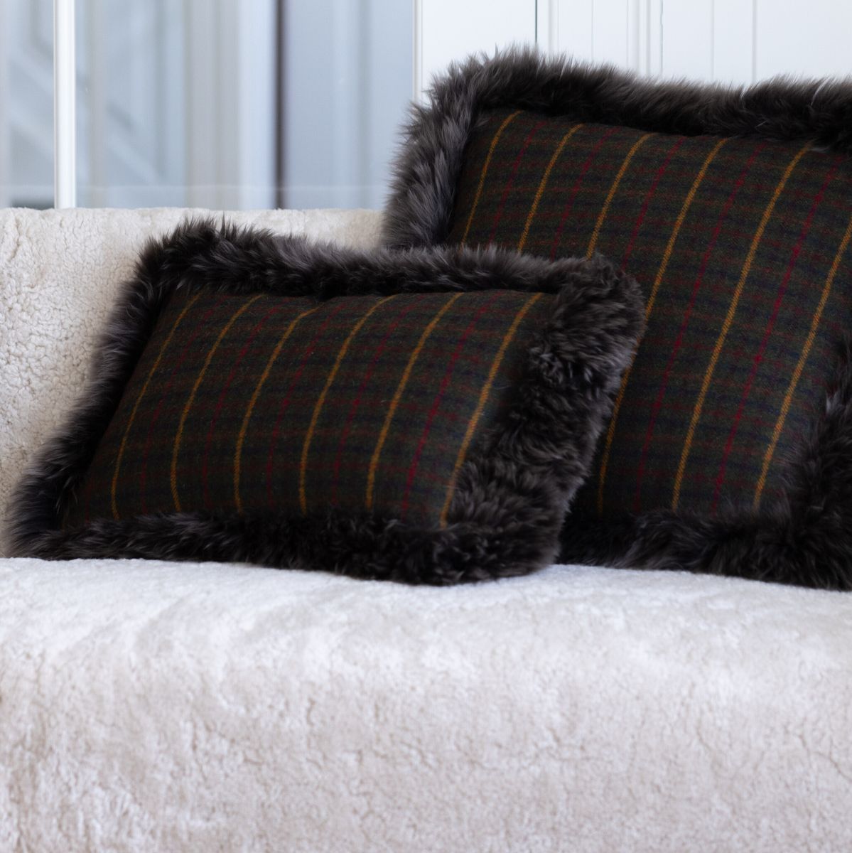 Kariertes Wollkissen | 100% Wolle | Fellborte | 34x52 cm Kakao-Dunkelbraun/Taupe