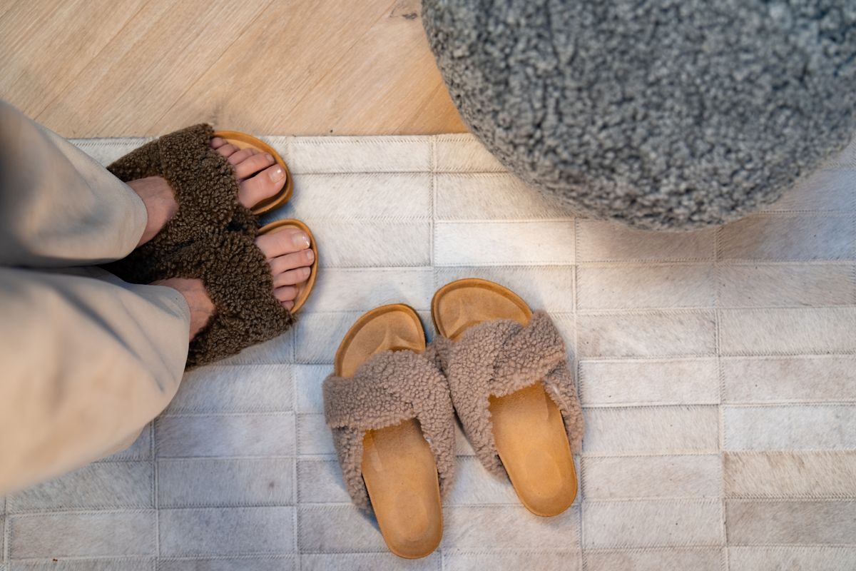 Lilly Cross Slippers | Lammwolle, Kork Taupe