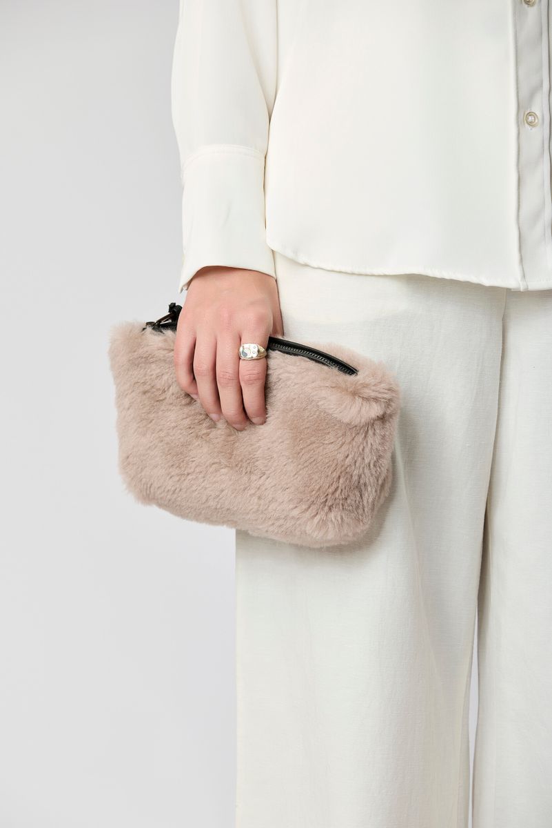 Nelly Clutch | Lammfell Stucco Sand
