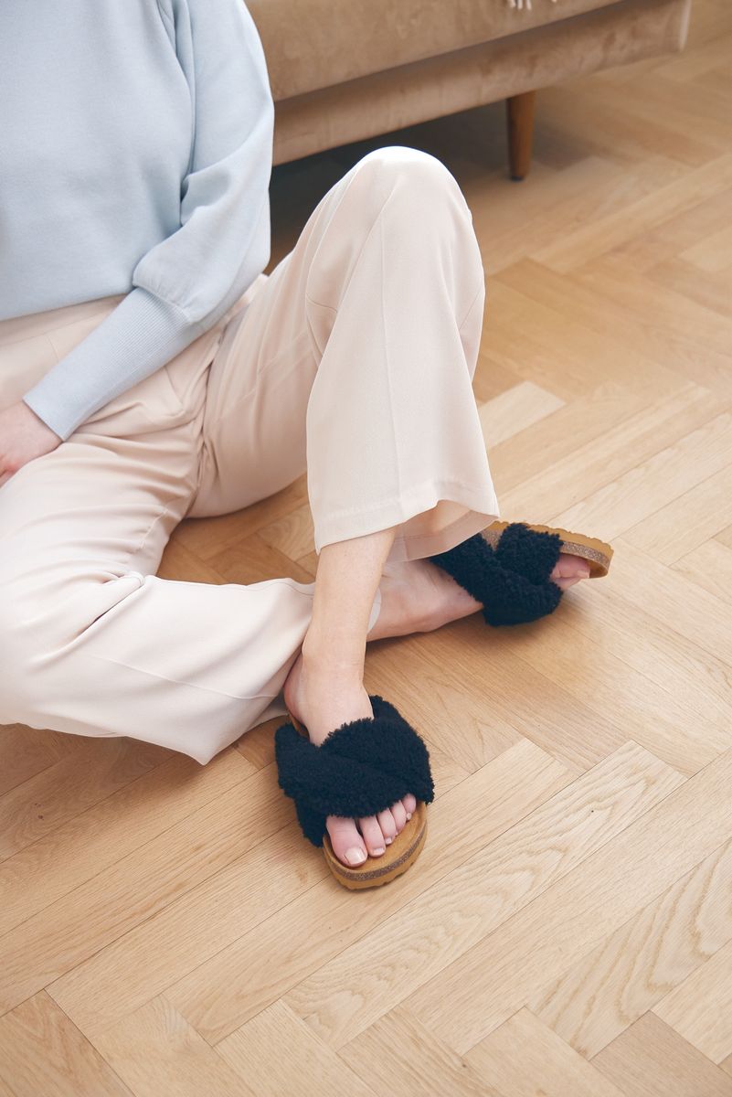 Lilly Cross Slippers | Lammwolle, Kork Schwarz