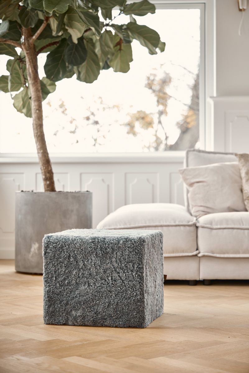 Lammfell Pouf | Kurzhaar | Neuseeland | 40x40x35 cm Hellgrau