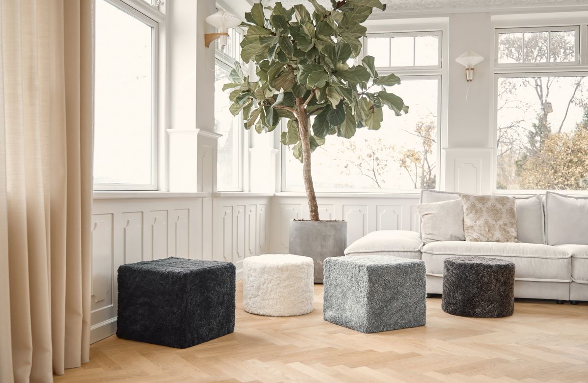 Lammfell Pouf | Kurzhaar | Neuseeland | 40x40x35 cm Hellgrau