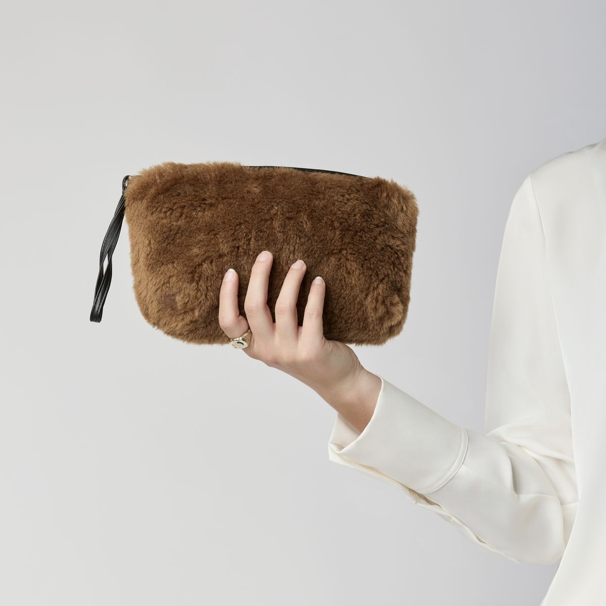 Nelly Clutch | Lammfell Beige