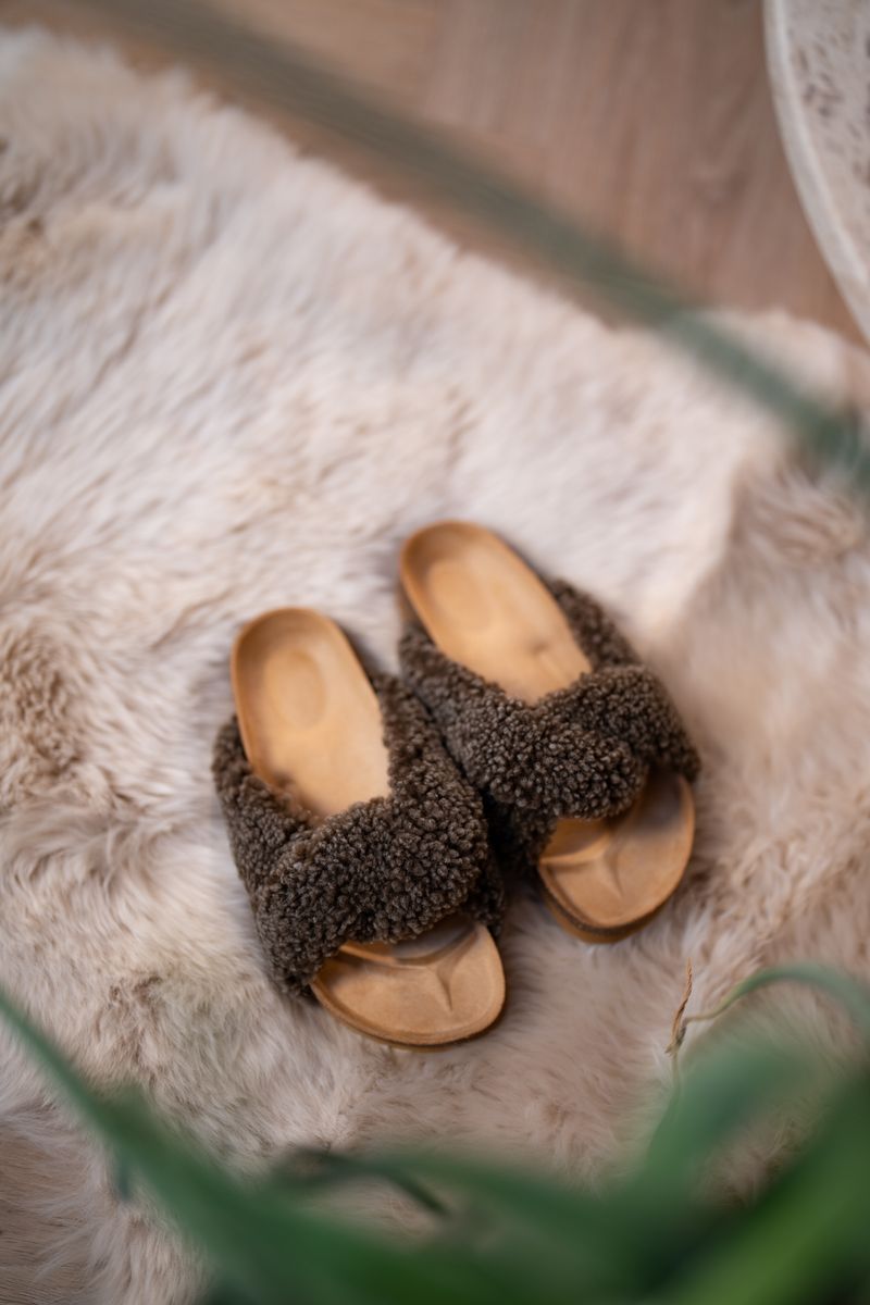 Lilly Cross Slippers | Lammwolle, Kork Taupe