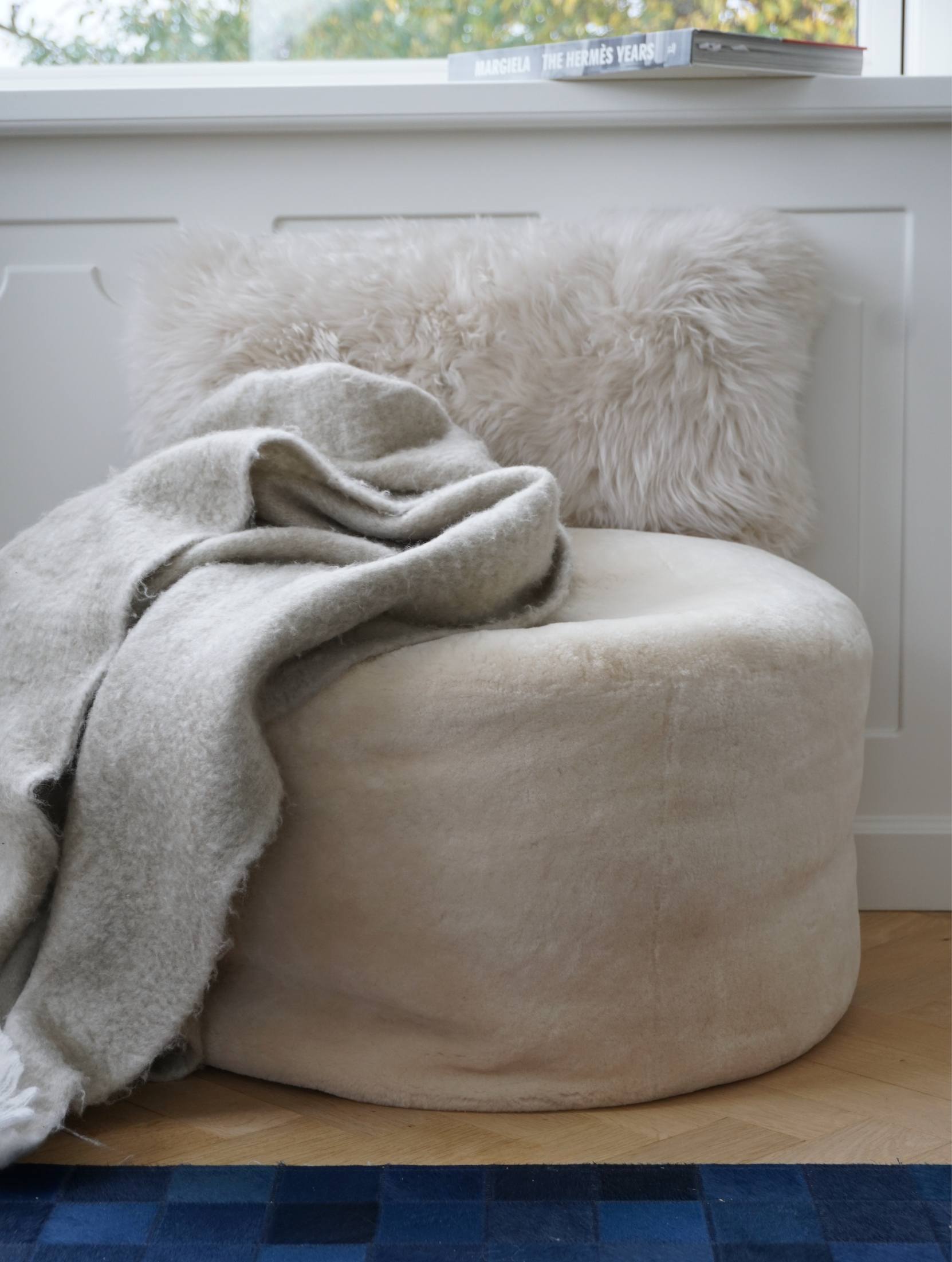 Round Pouf | New Zealand Sheepskin | Moccasin | Calf Leather Backing - Naturescollection.eu